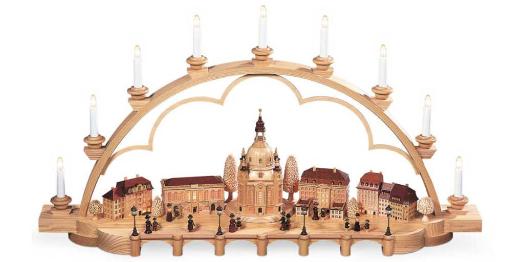 Großer Schwibbbogen aus Holz mit Herzen und der Frauenkirche Dresden