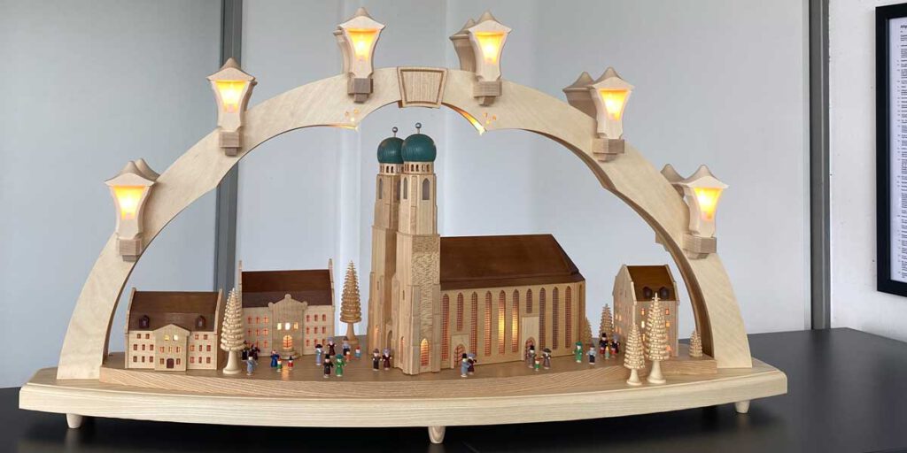 LED Lichterbogen mit der Münchner Frauenkirche aus Holz